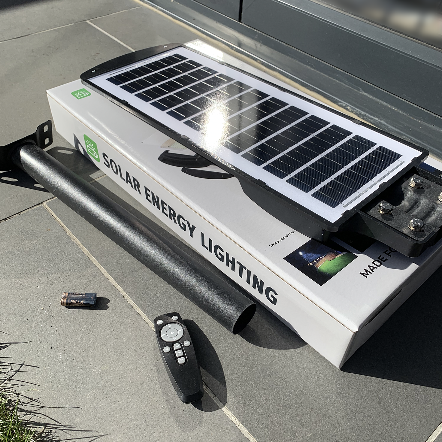 IlluminateSolarMega™- Den ultimative 450W/6500 lumen ultralyse solcelle-gadelygte