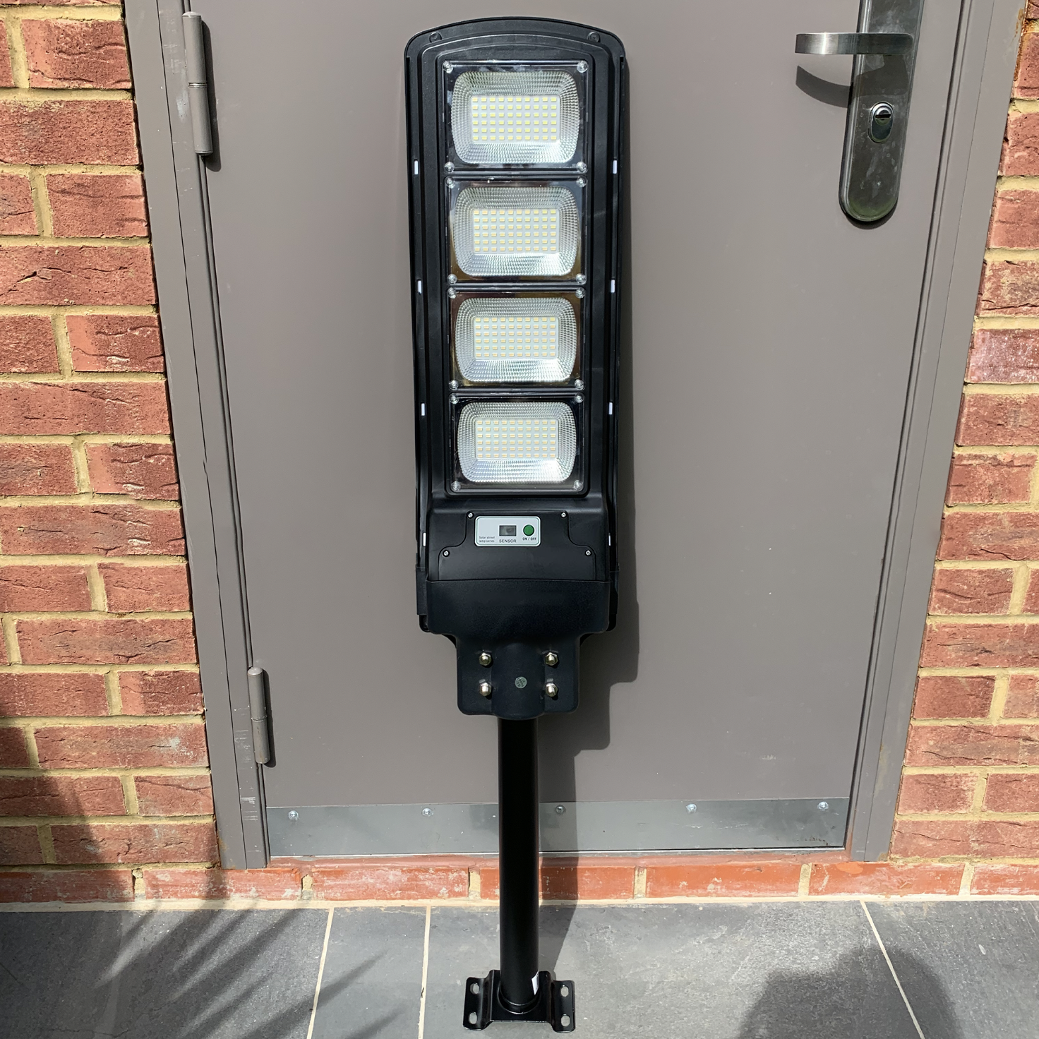 IlluminateSolarMega™- Den ultimative 450W/6500 lumen ultralyse solcelle-gadelygte