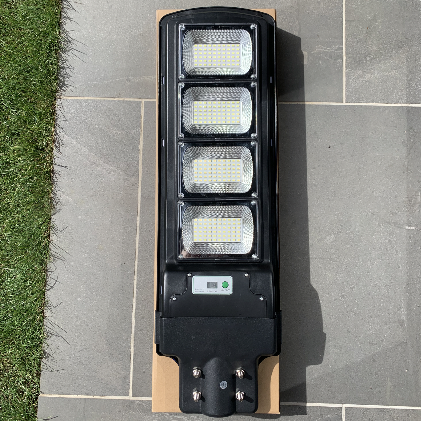 IlluminateSolarMega™- Den ultimative 450W/6500 lumen ultralyse solcelle-gadelygte (Bundle-tilbud)